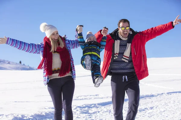 Привлекательная семья, развлекающаяся в зимнем парке на горе — стоковое фото