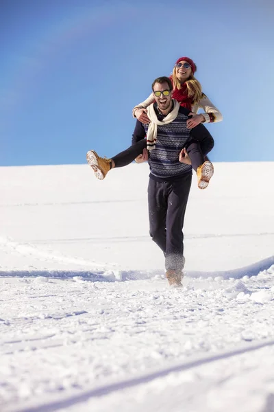 Amante casal brincando juntos na neve ao ar livre . — Fotografia de Stock