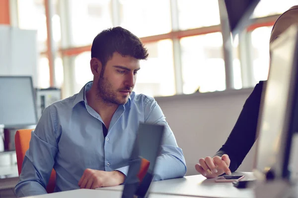 La gente di affari di avvio raggruppa il lavoro quotidiano di lavoro all'ufficio moderno. Ufficio tecnico, società tecnologica, startup tecnologica, team tecnologico . — Foto Stock