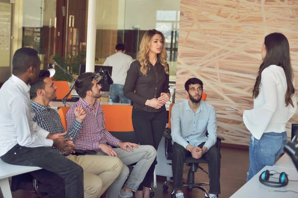 Fiatalok csoport modern irodai csapattalálkozó és ötletelés, miközben dolgozik laptop és kávézás — Stock Fotó