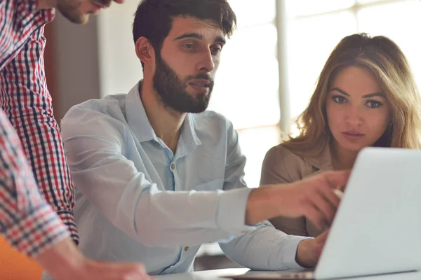 Collega's Team moderne Office werkplek. — Stockfoto