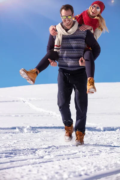 Amante casal brincando juntos na neve ao ar livre . — Fotografia de Stock