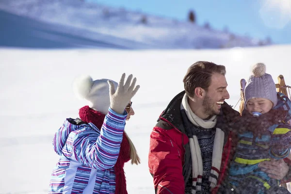 La familia feliz monta el trineo en la madera del invierno, entretenimientos alegres del invierno — Foto de Stock