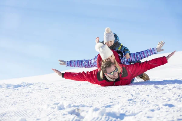 Esqui, sol de neve e diversão - família feliz em férias de esqui — Fotografia de Stock