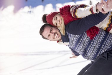 adam holding kız dağ başında sırtında