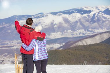 kar dağ görünümlü kürk başlık ceketler, sevgi dolu bir çift arka görünüm