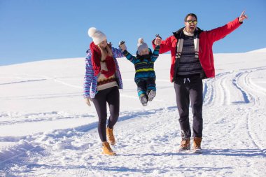 Çekici aile eğleniyor bir kış parkta dağda