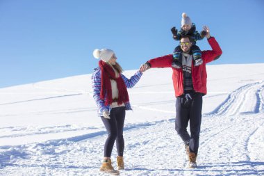 Çekici aile eğleniyor bir kış parkta dağda