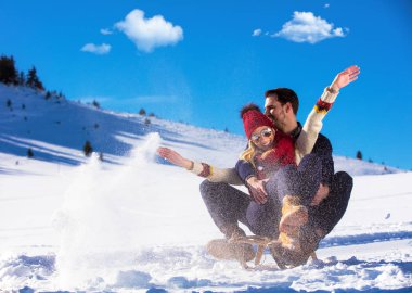 Kızak ve güneşli kış gününde zevk genç Çift