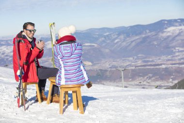 Bir çift salon üzerinde piknik bölgesinde Avrupa kayak merkezi üzerinde dinleniyor