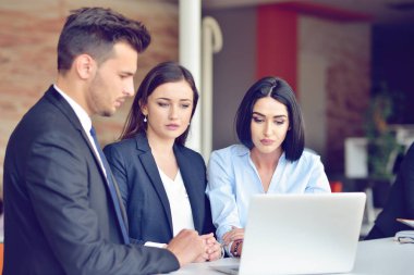 Ekip çalışması işlem kavramı. Genç arkadaşları yeni başlangıç projesi ofiste çalışmak. Belge, planları analiz.