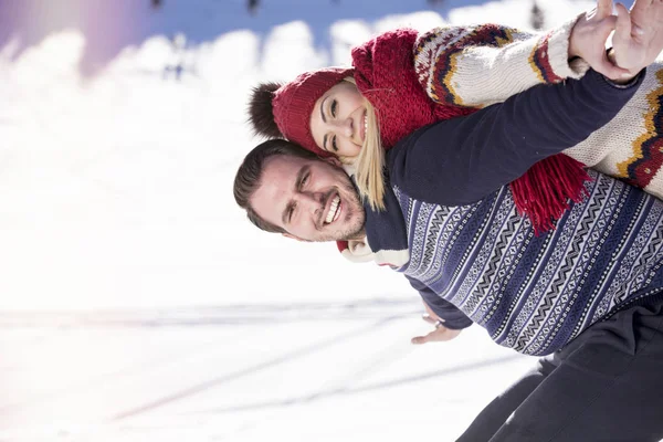 adam holding kız dağ başında sırtında