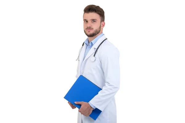 白い背景に隔離されたフォルダに立っている男性医師 — ストック写真