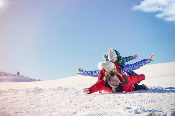 Esquí, sol de nieve y diversión - familia feliz en vacaciones de esquí —  Fotos de Stock