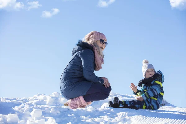 Família feliz mãe e filha criança se divertindo, brincando no inverno andar ao ar livre — Fotografia de Stock