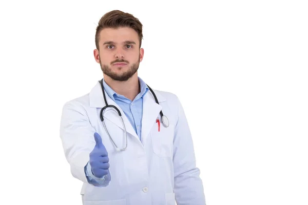 Мужчина врач показывает в порядке, изолированы на белом фоне — стоковое фото
