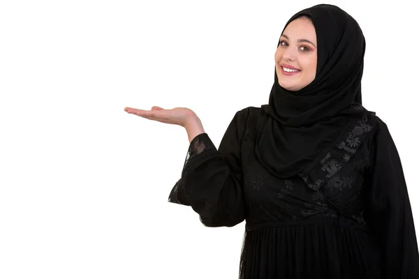 Studio záběr mladá žena nosí tradiční arabský oděv. Ona drží ruku na stranu — Stock fotografie