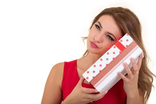 Πορτρέτο της casual νεαρή ευτυχισμένη χαμογελαστή γυναίκα κατέχουν κόκκινο κουτί δώρου. Μεμονωμένο στούντιο φόντο θηλυκό μοντέλο. — Φωτογραφία Αρχείου