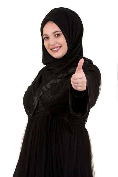 穆斯林女人的黑色连衣裙上白色孤立 — 图库照片