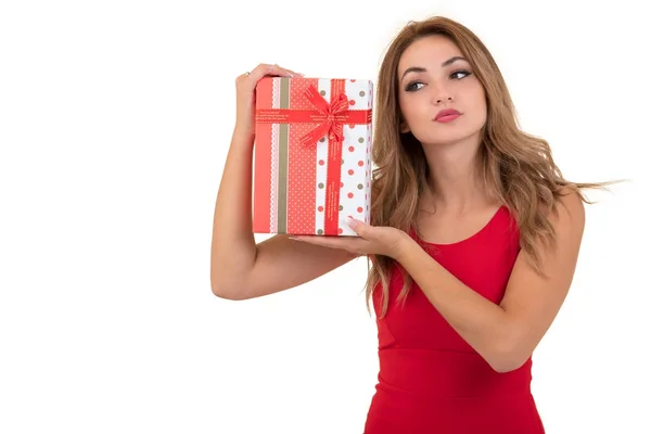 Retrato de joven casual feliz sonriente mujer sostiene caja de regalo roja. Estudio aislado fondo modelo femenino . — Foto de Stock