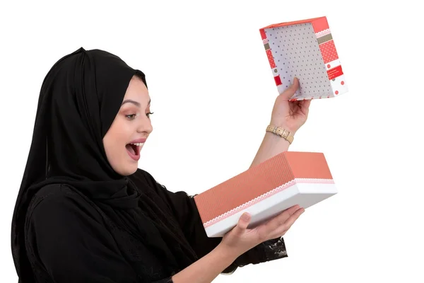 Heureuse jeune femme musulmane avec sac à provisions et boîtes-cadeaux isolées sur fond blanc — Photo