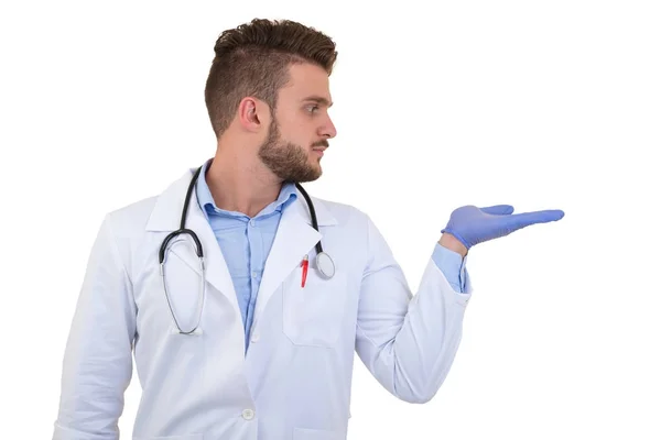 Retrato de un médico varón sonriente apuntando con el dedo aislado sobre un fondo blanco — Foto de Stock