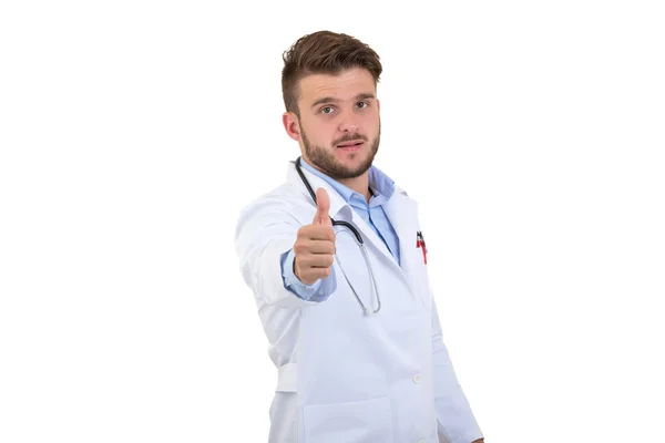 Um médico masculino mostrando ok, isolado em fundo branco — Fotografia de Stock