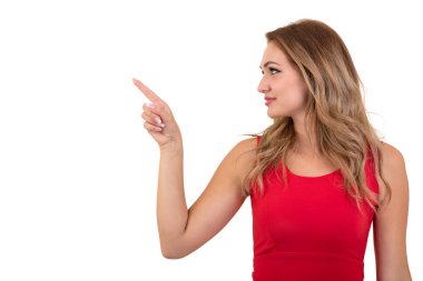 Tabelaya işaret eden bir kadın. Genç güzel seksi kadın kopya alanı boş boş işareti veya hediye kartı gösteren.