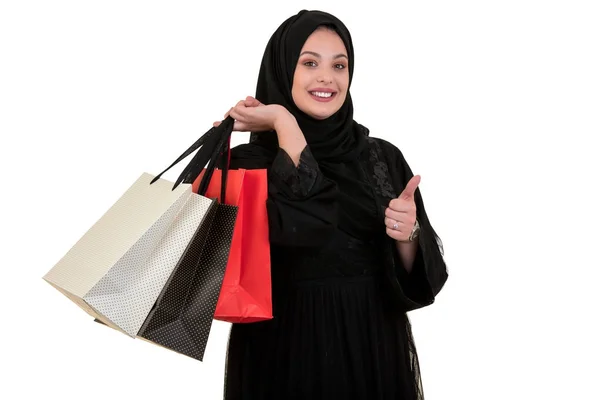 Donna araba che trasporta borse della spesa isolate su bianco — Foto Stock