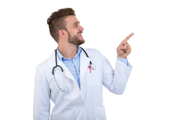 Beyaz bir arka plan üzerinde uzak izole parmak işaret gülümseyen bir erkek doktor portresi — Stok fotoğraf