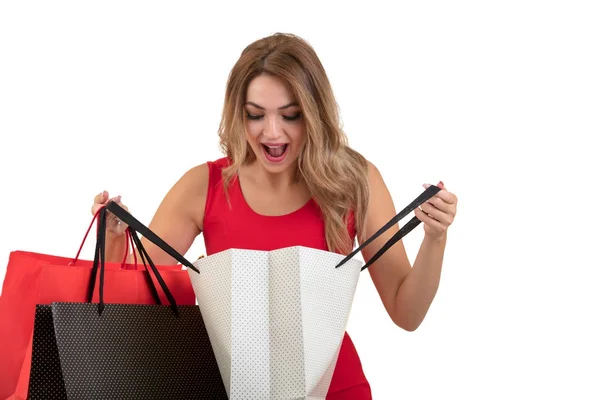 Shopping donna in possesso di borse, isolato su sfondo bianco studio — Foto Stock