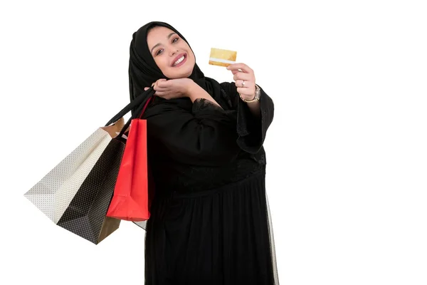 Boldog állandó muszlim nő bevásárló táska és hitelkártya elszigetelt fehér háttér felett — Stock Fotó