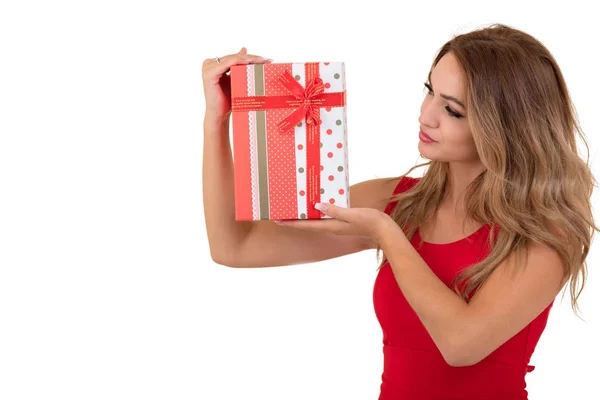 Retrato de joven casual feliz sonriente mujer sostiene caja de regalo roja. Estudio aislado fondo modelo femenino . — Foto de Stock