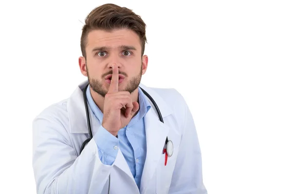 Красивый доктор жестом молчание с пальцем над ртом изолированы на белом фоне — стоковое фото