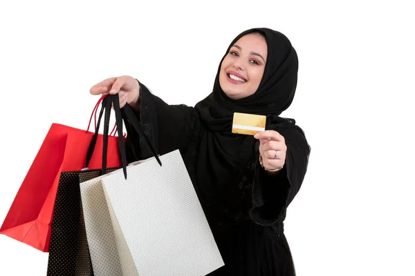 Felice di stare donna musulmana con shopping bag e carta di credito isolata su sfondo bianco — Foto Stock