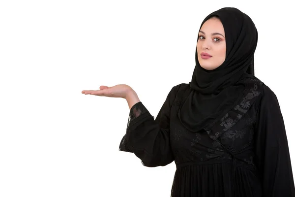 Estúdio tiro de jovem mulher vestindo roupas tradicionais árabe. ela está segurando a mão para o lado — Fotografia de Stock