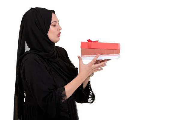 Счастливая молодая мусульманка с сумкой и подарочные коробки изолированы на белом фоне — стоковое фото