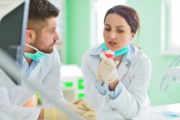 Las prótesis dentales, dentaduras postizas, prótesis funcionan. Manos de prótesis mientras se trabaja en la prótesis —  Fotos de Stock