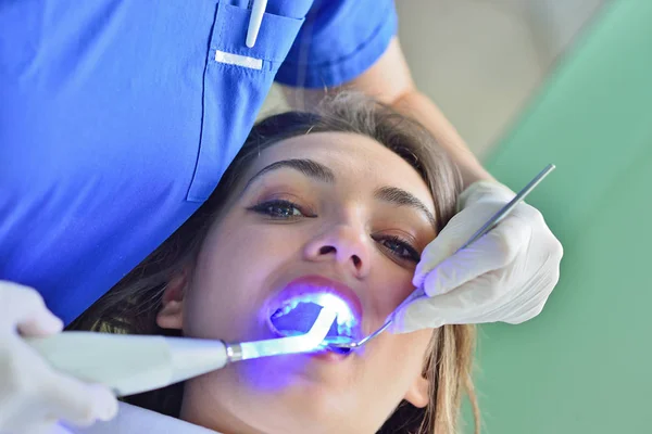 Les gens, la médecine, la stomatologie et le concept de soins de santé - heureux dentiste féminin vérifier les dents de la patiente — Photo