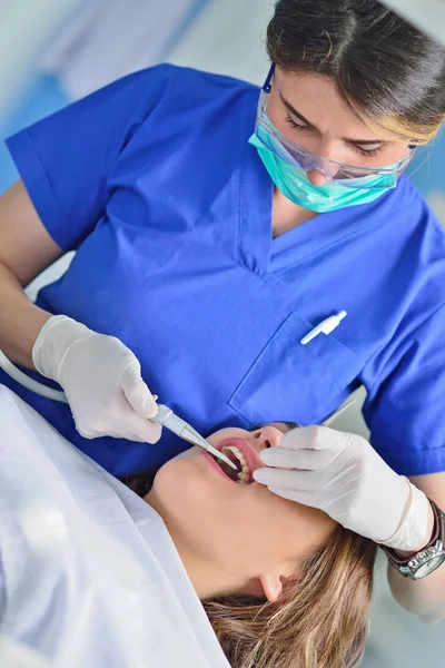 Люди, медицина, стоматологія та концепція охорони здоров'я - щаслива жінка-стоматолог перевіряє зуби пацієнтки — стокове фото
