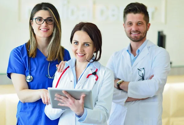 Jovem médico feminino atraente na frente do grupo médico . — Fotografia de Stock