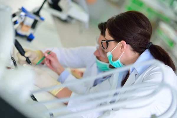 Las prótesis dentales, dentaduras postizas, prótesis funcionan. Manos de prótesis mientras se trabaja en la prótesis — Foto de Stock