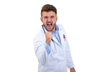 Hayal kırıklığına uğramış genç doktor yalıtılmış beyaz arka plan üzerinde