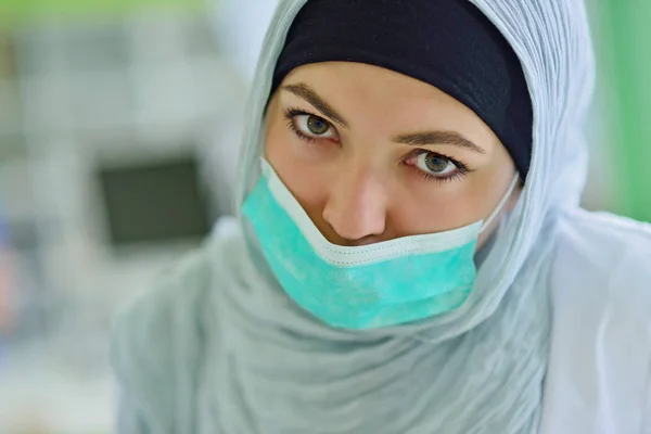 틀니, 틀니에 작업 하는 동안 hijab 아랍 학생. — 스톡 사진
