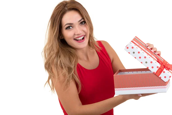 随和的年轻快乐微笑的女人的画像，拿着红色礼品盒。独立工作室背景的女性模特儿. — 图库照片