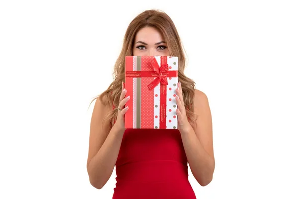 Retrato de joven casual feliz sonriente mujer sostiene caja de regalo roja. Estudio aislado fondo modelo femenino . — Foto de Stock