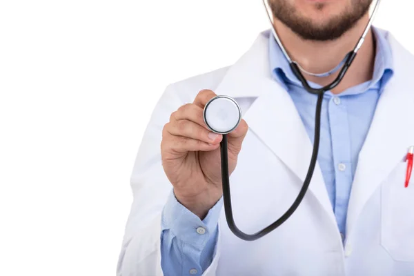 Ung självsäker läkare med ett stetoskop i händerna. — Stockfoto