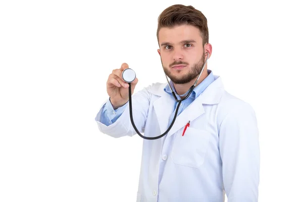 Jeune docteur confiant avec un stéthoscope dans les mains . — Photo