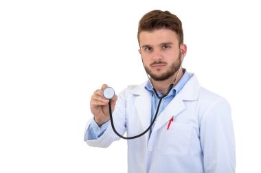 Kendine güvenen genç doktor elinde bir stetoskop ile.