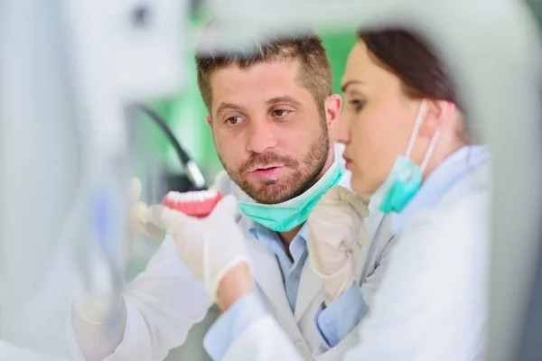 Próteses dentárias, dentaduras, próteses funcionam. Mãos protéticas enquanto trabalhava na prótese — Fotografia de Stock